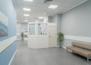 Зона ожидания и стойка регистрации