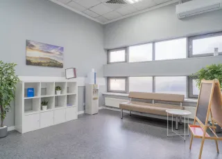 Зона ожидания пациентов за стойкой администратора